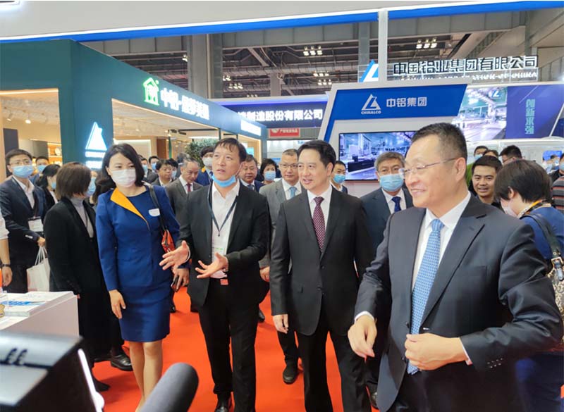 全国政协常委、中国有色金属工业协会党委书记葛红林等领导到公司展位参观指导